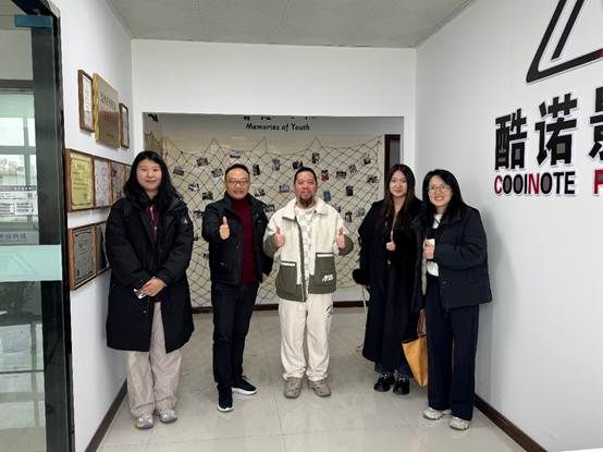 一群人站在墙边 AI 生成的内容可能不正确。