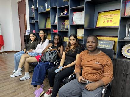 一群人聚在一起合影 AI 生成的内容可能不正确。